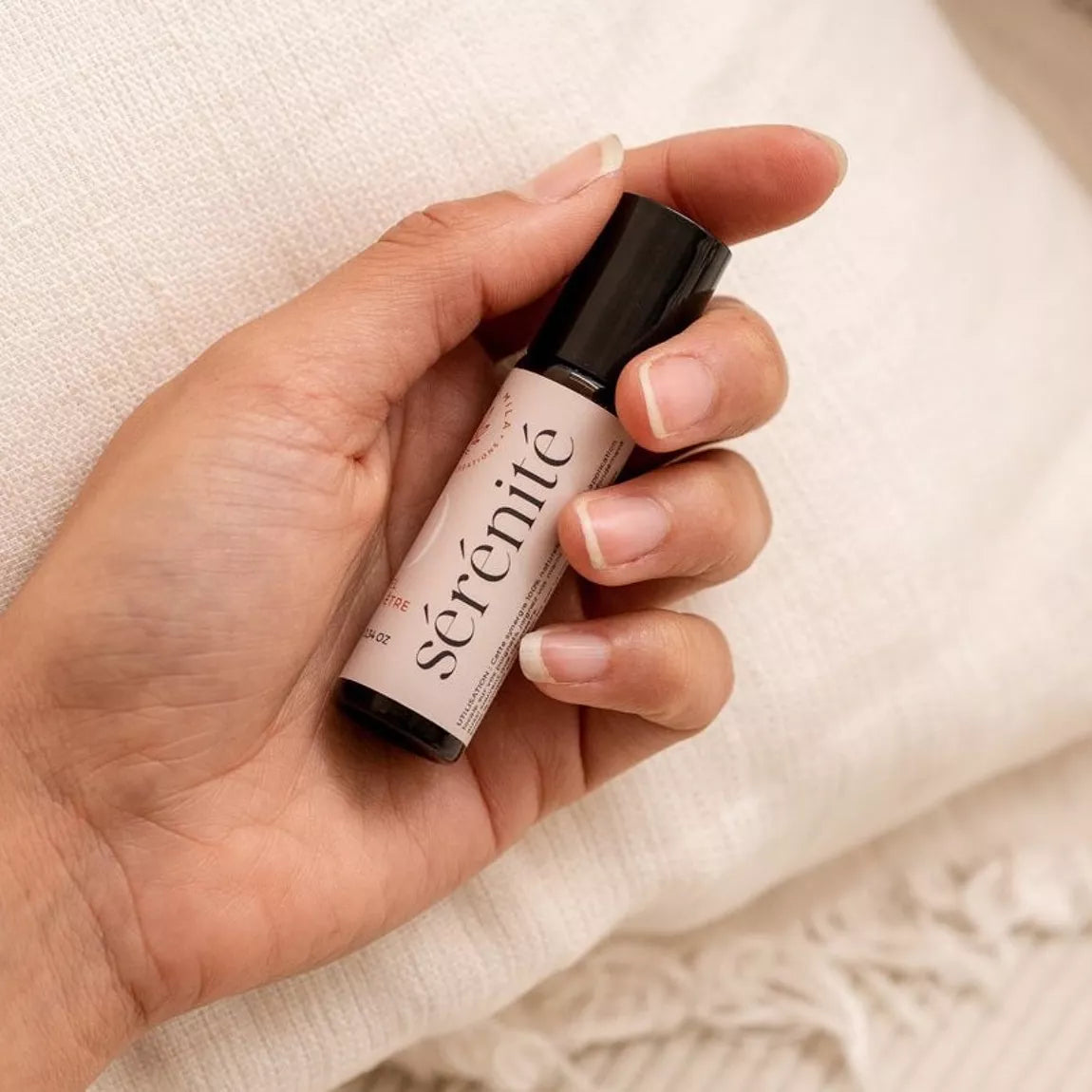 Petite Mila Roll-on Sérénité with Almond, Sandalwood, and Neroli – calming aromatherapy oil for relaxation.