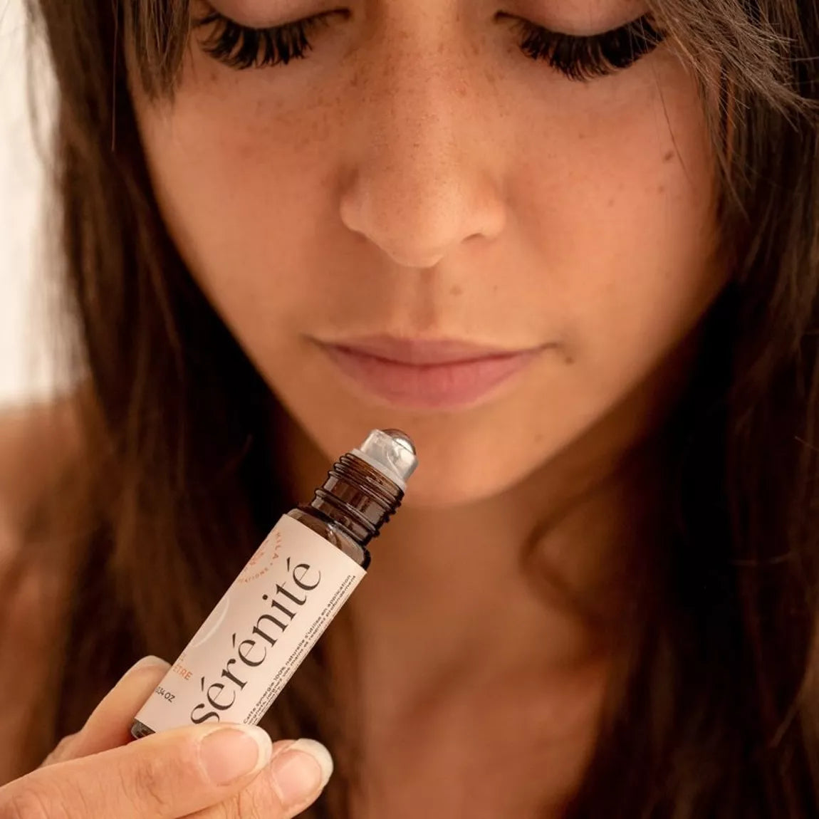 Petite Mila Roll-on Sérénité with Almond, Sandalwood, and Neroli – calming aromatherapy oil for relaxation.