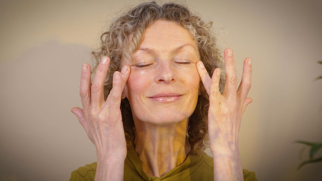 A woman putting on the Inlight Under eye revive