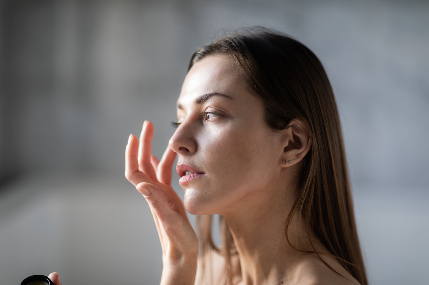 A woman putting on the Inlight Line Softener Intensive