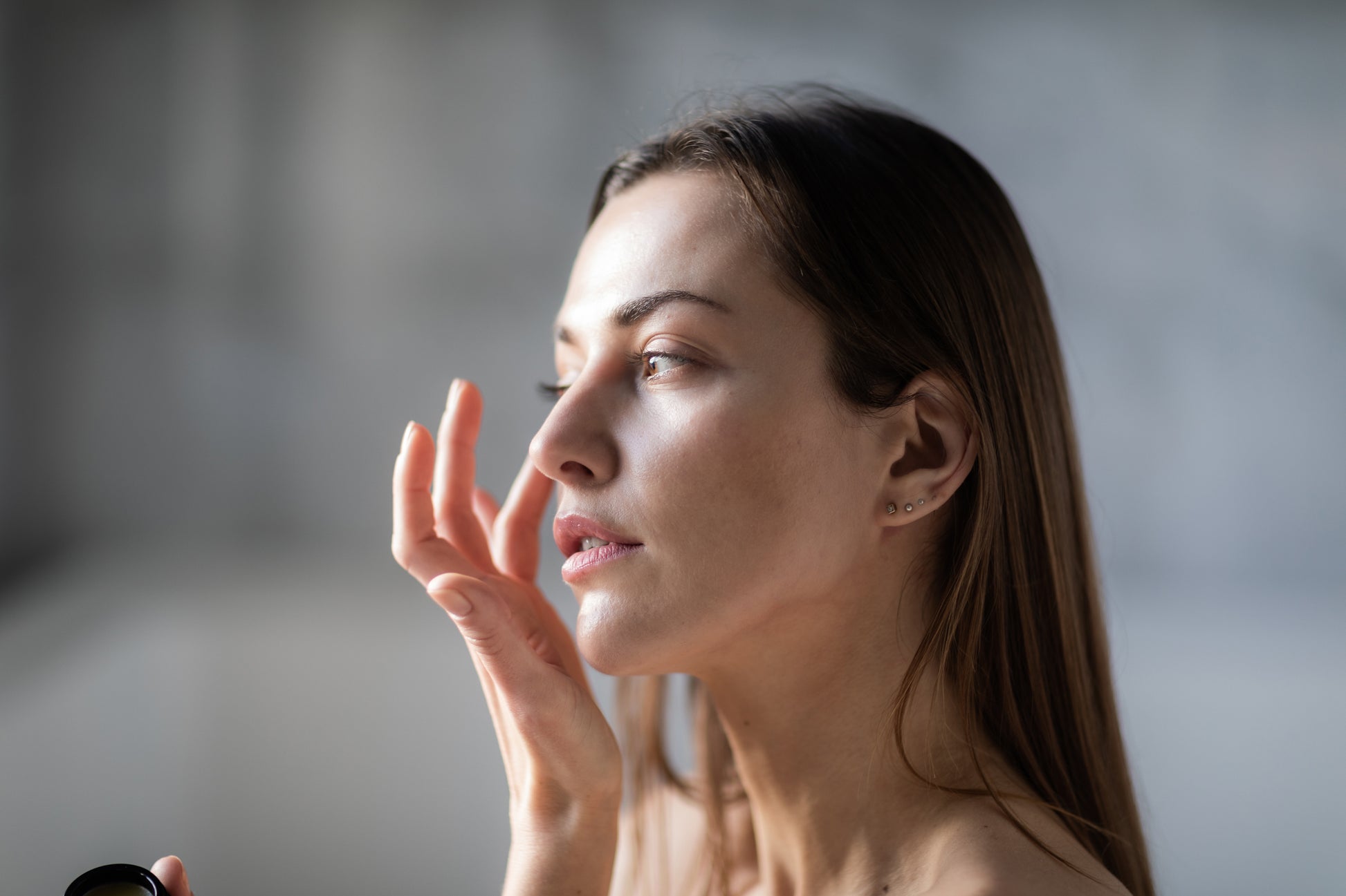A woman putting on the Inlight Line Softener Intensive