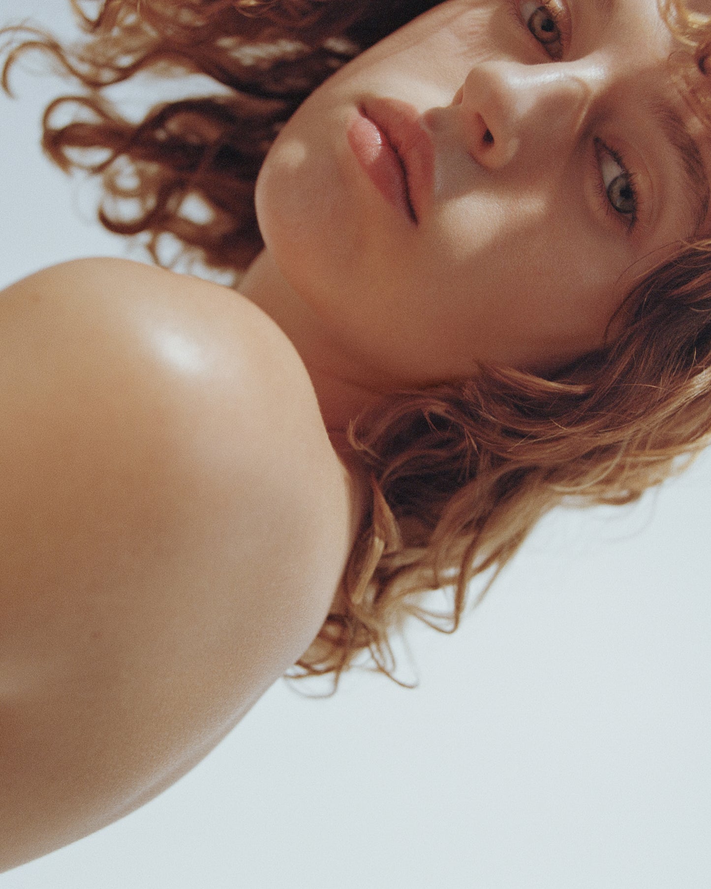 A woman that has put on the Manasi 7 Botanical Body Oil 