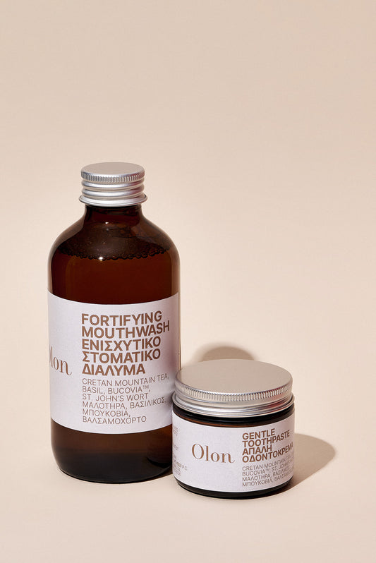 The Olon toothpaste and the Olon mouthwash on a beige background