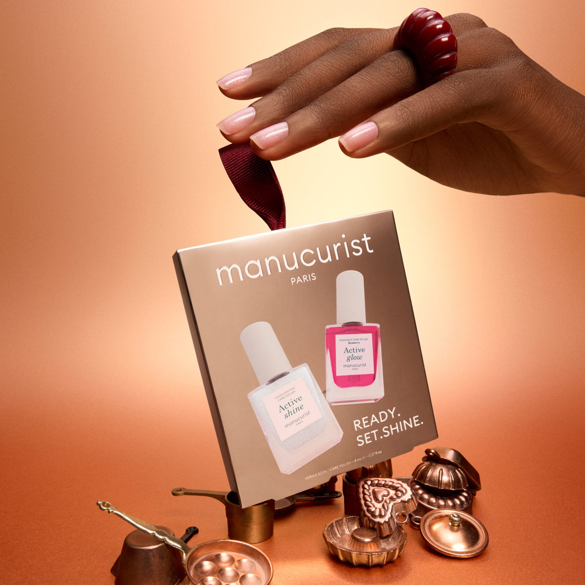 Manucurist Ready Set Shine nail care gift set with Active Shine pearlescent polish and Active Glow Blueberry pink polish, two 8 ml bottles.