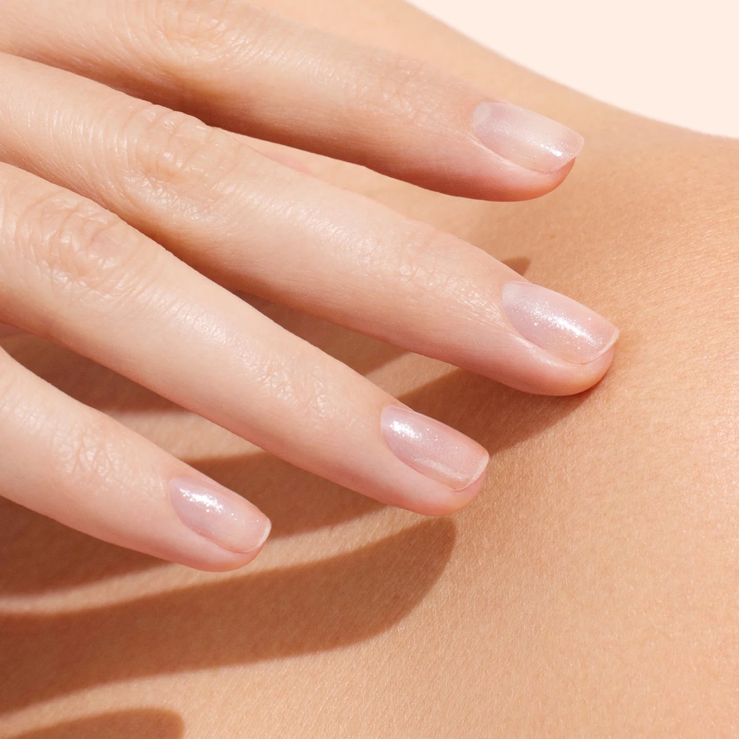 Manucurist Active Shine – pearly beige nail care polish for natural radiance and repair.