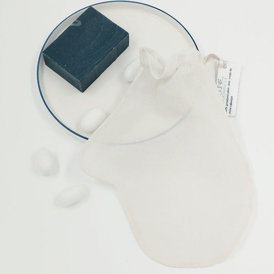 Exfoliating glove made of fine silk, for radiant skin. 