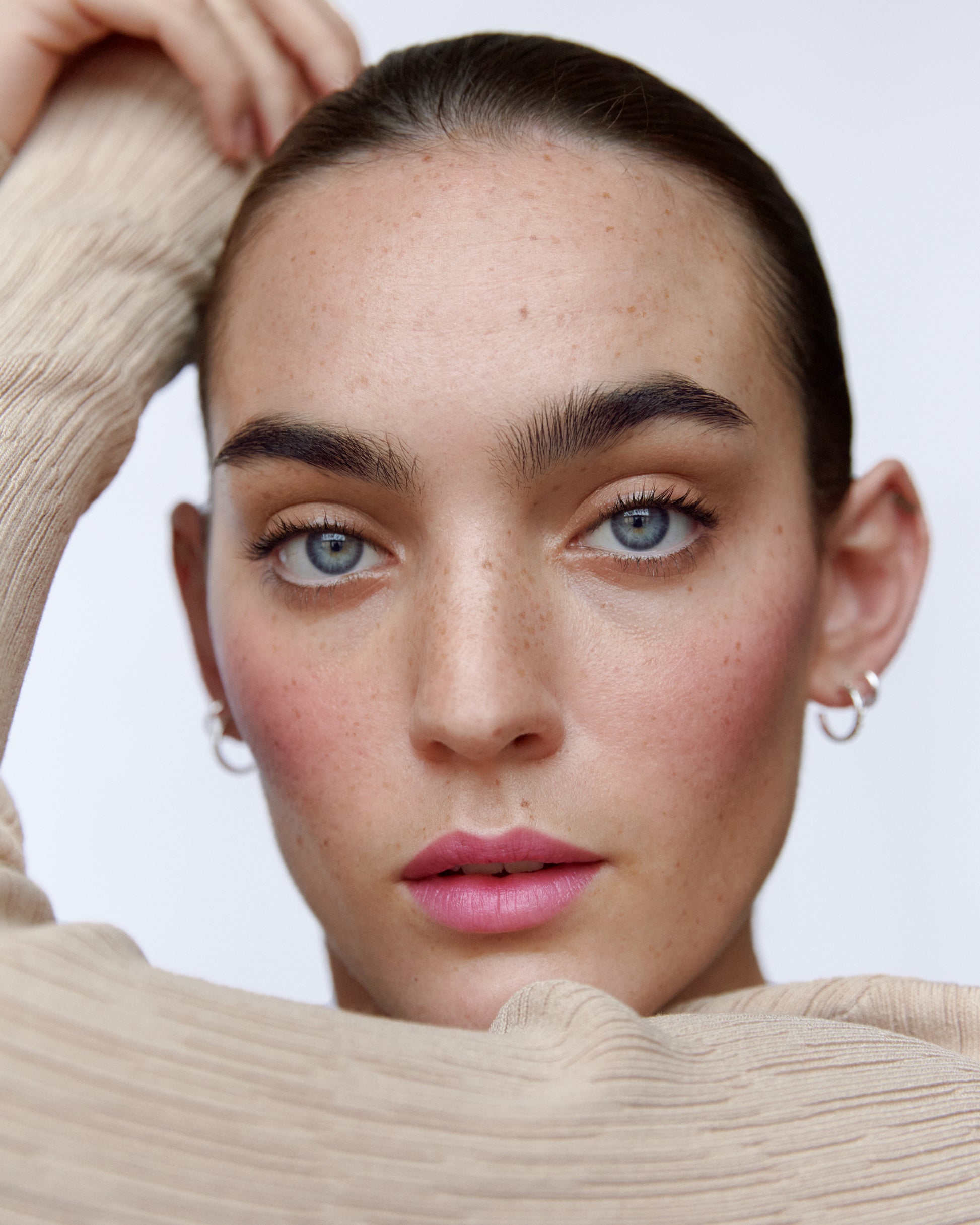 Close-up of a woman wearing the Manasi 7 Damaskino All over Colour on her eyes, lips and cheeks with a neutral background