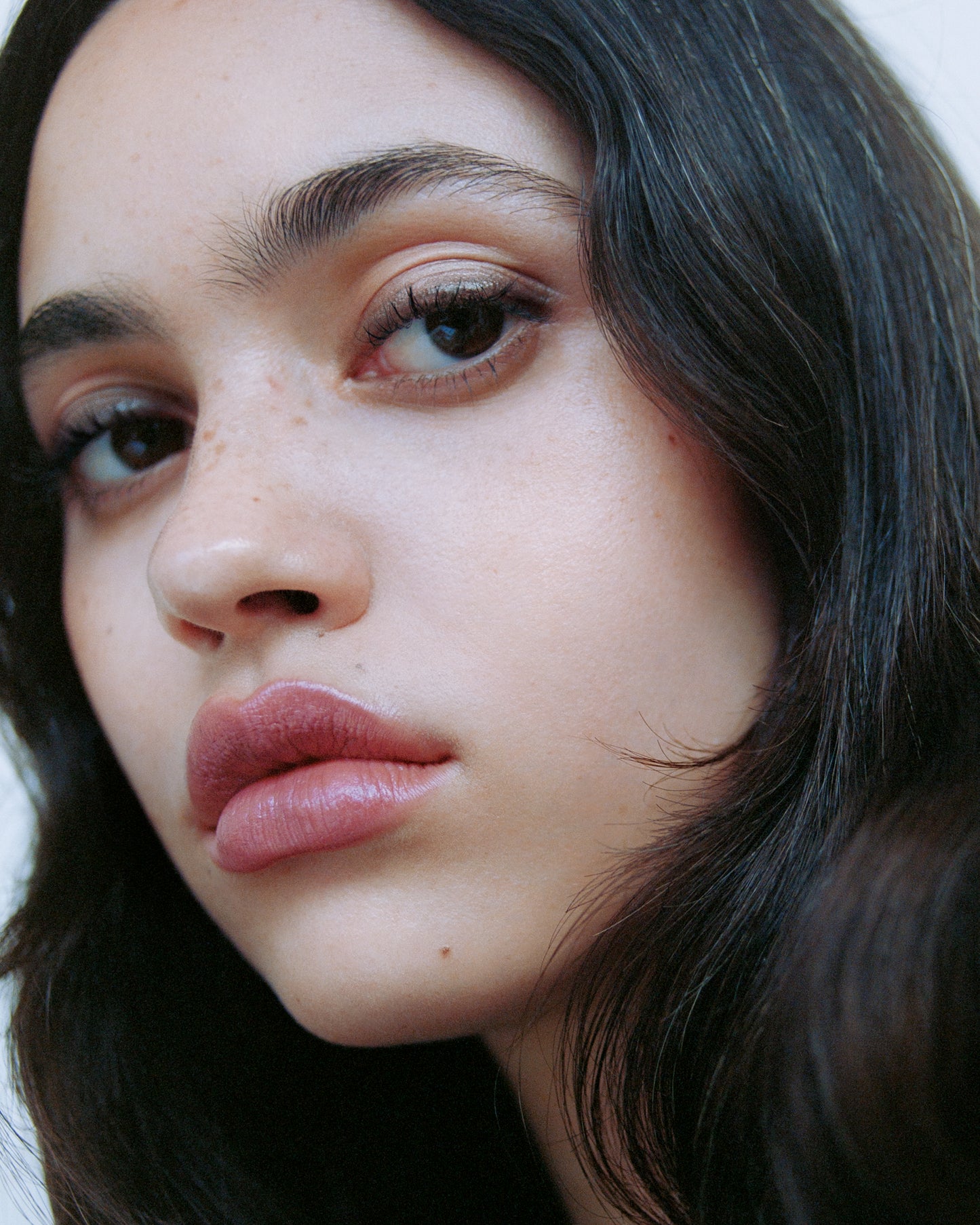 Close-up of a woman wearing the Manasi 7 Etruscan All over Colour on her eyes, lips and cheeks with a neutral background