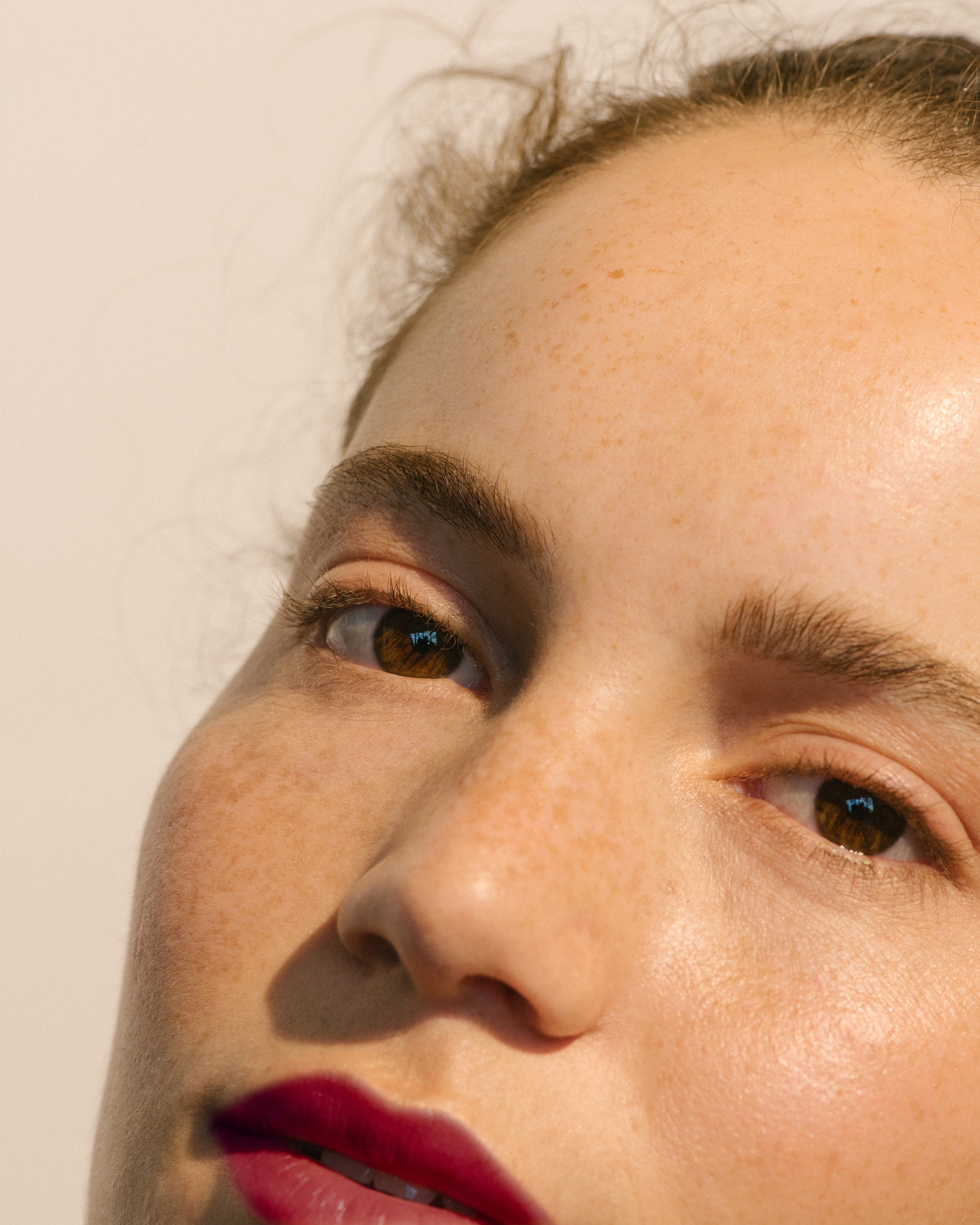 Close-up of a woman wearing the Manasi 7 Kuranberi All over Colour on her eyes, lips and cheeks with a neutral background