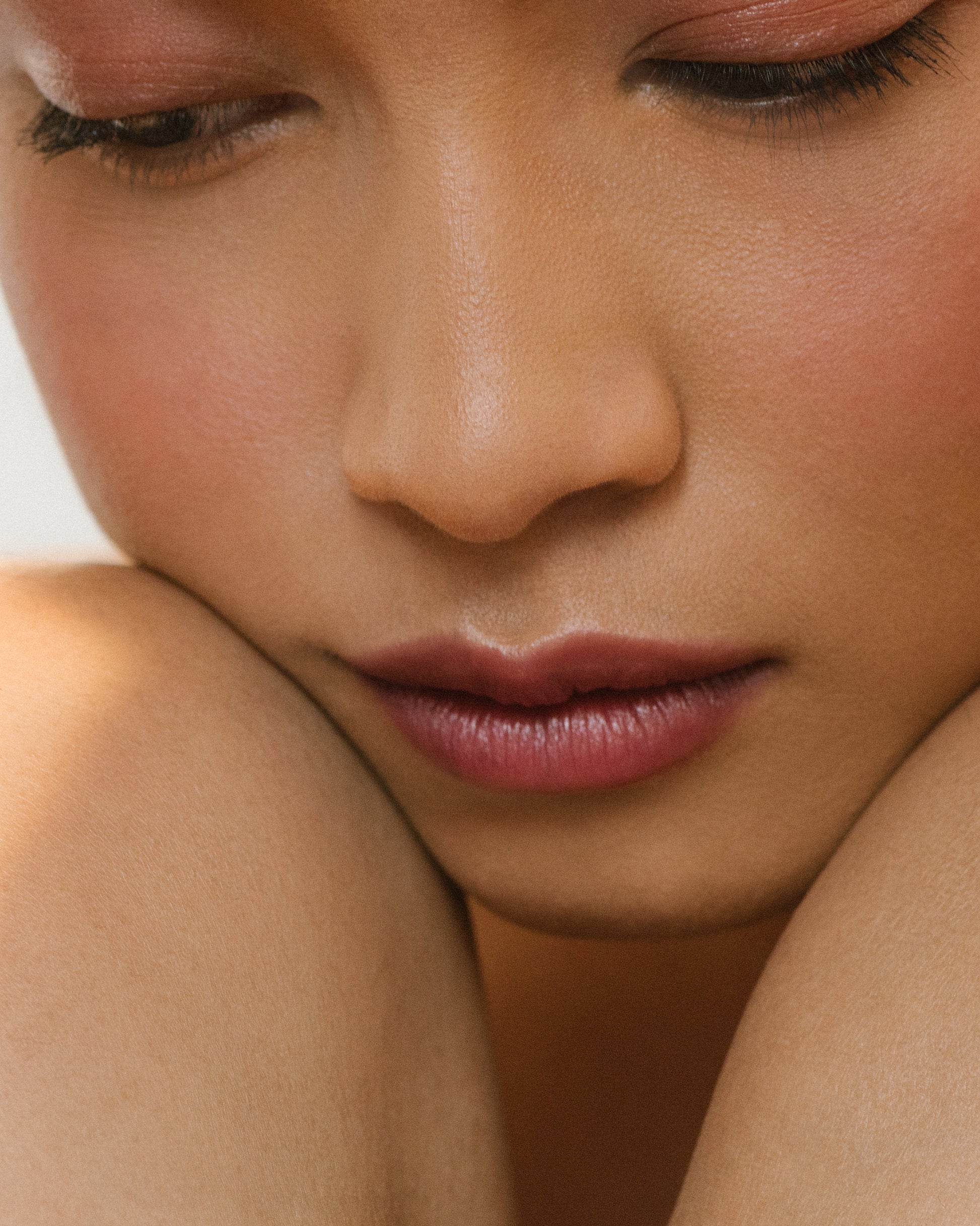 Close-up of a woman wearing the Manasi 7 Kuranberi All over Colour on her eyes, lips and cheeks with a neutral background