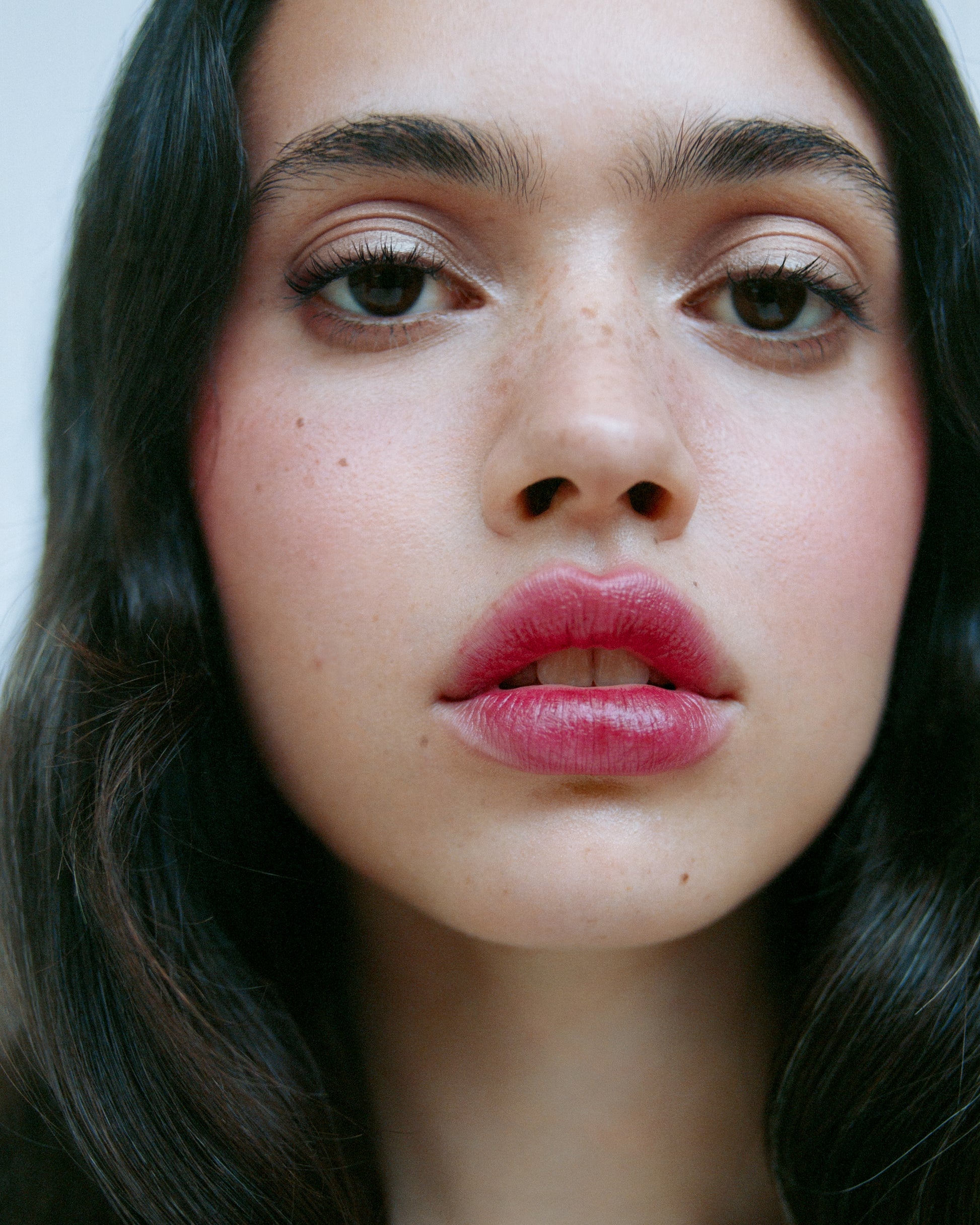 Close-up of a woman wearing the Manasi 7 Kuranberi All over Colour on her eyes, lips and cheeks with a neutral background