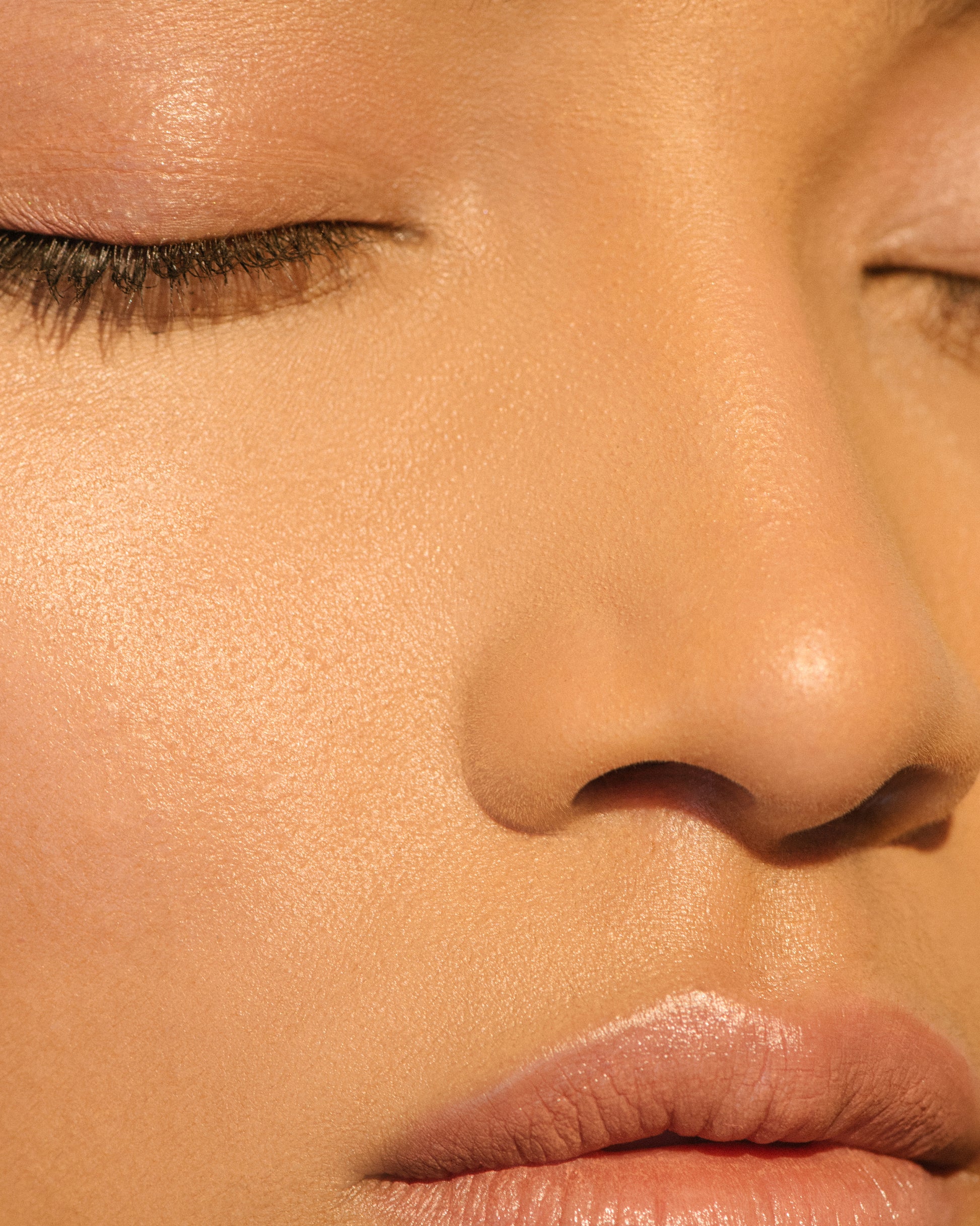 Close-up of a woman wearing the Manasi 7 Manketti All over Colour on her eyes, lips and cheeks with a neutral background