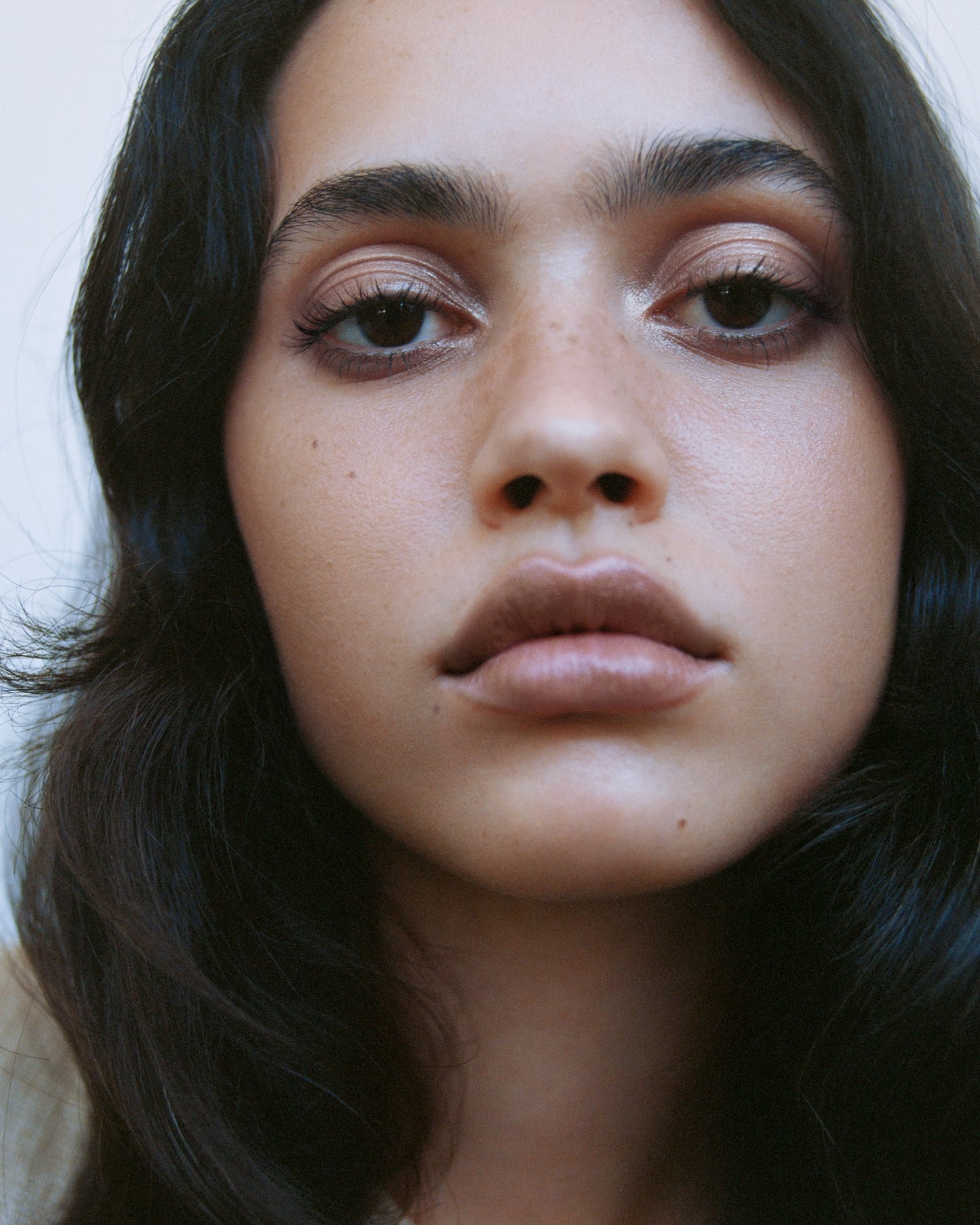 Close-up of a woman wearing the Manasi 7 Manketti All over Colour on her eyes, lips and cheeks with a neutral background