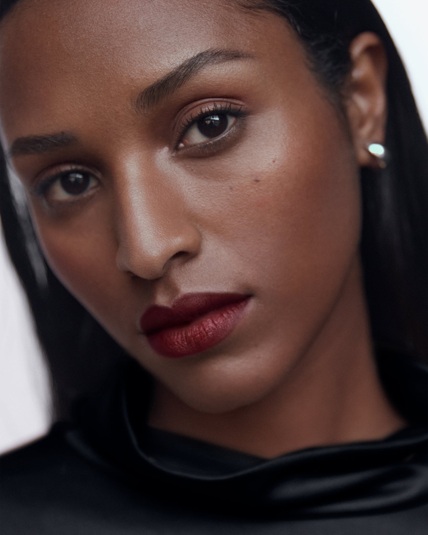 Close-up of a woman wearing the Manasi 7 Pacaya All over Colour on her eyes, lips and cheeks with a neutral background