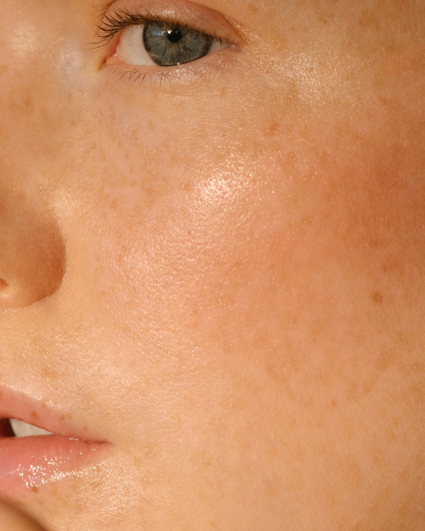 Close-up of a woman wearing the Manasi 7 All over shine Cristallo