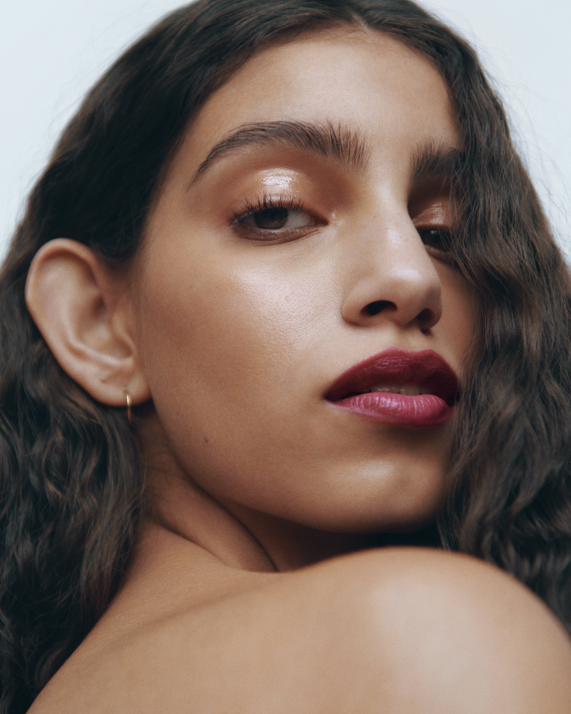 Close-up of a woman wearing the Manasi 7 All over shine Cristallo