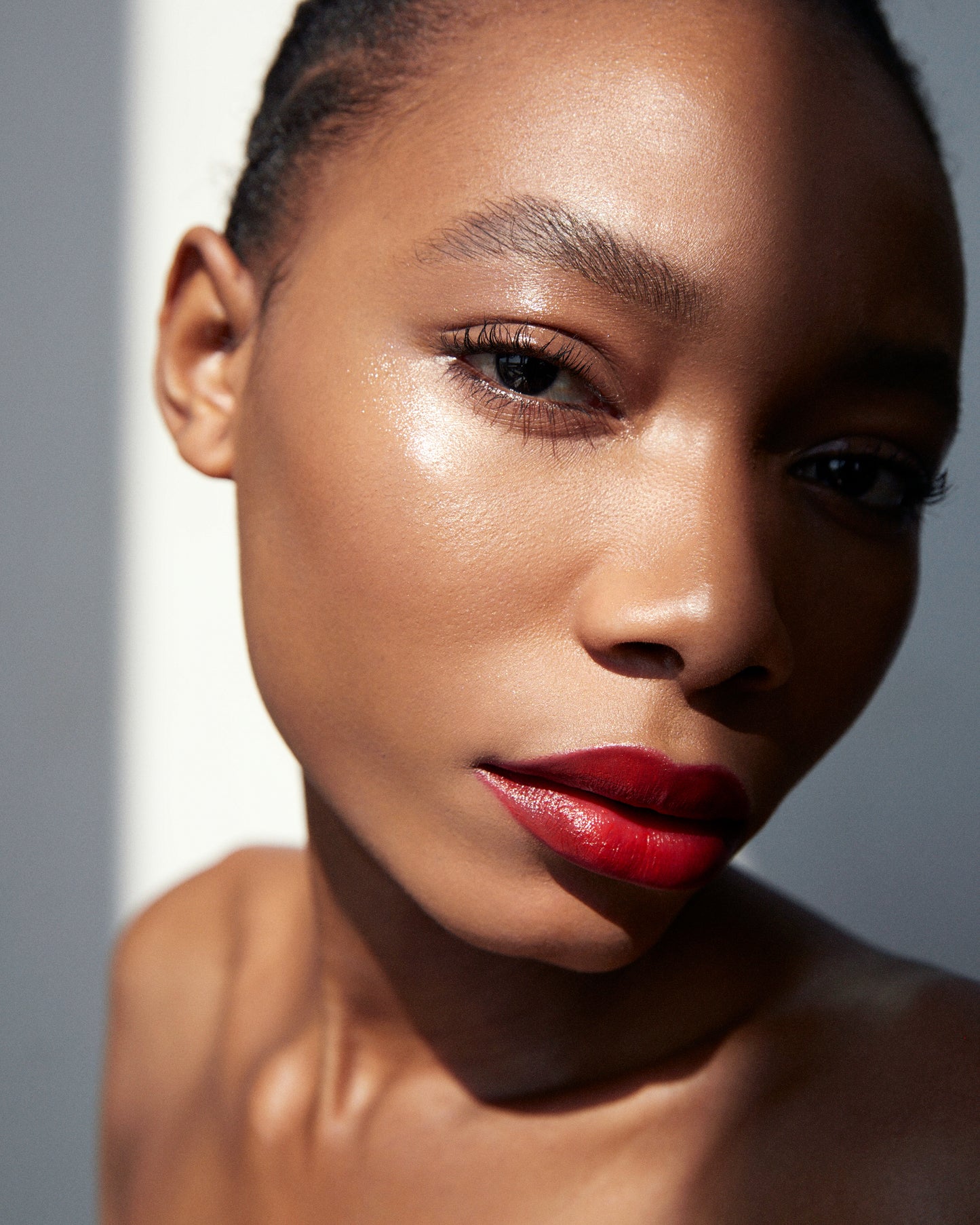 Close-up of a woman wearing the Manasi 7 All over shine kaito