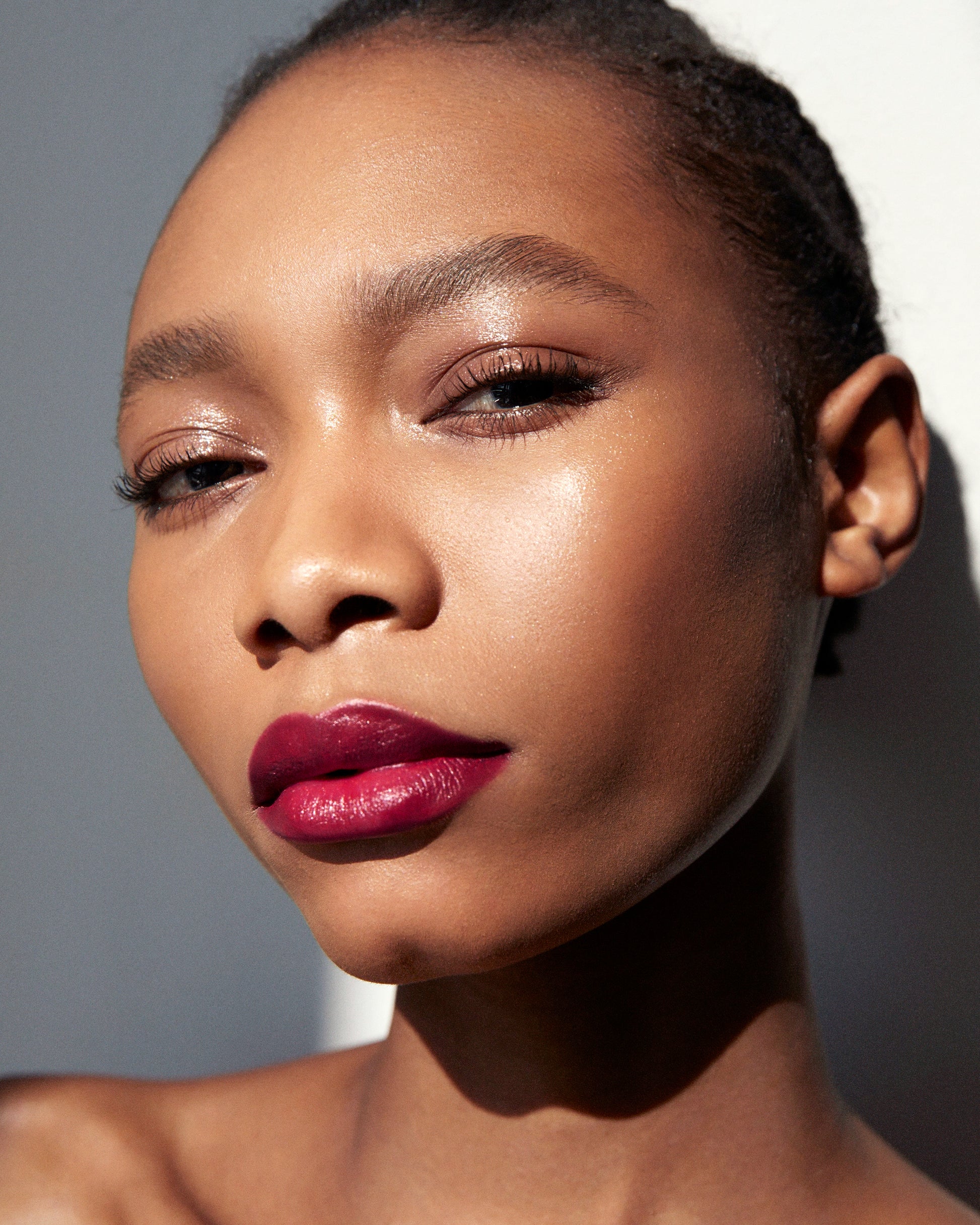 Close-up of a woman wearing the Manasi 7 All over shine kaito