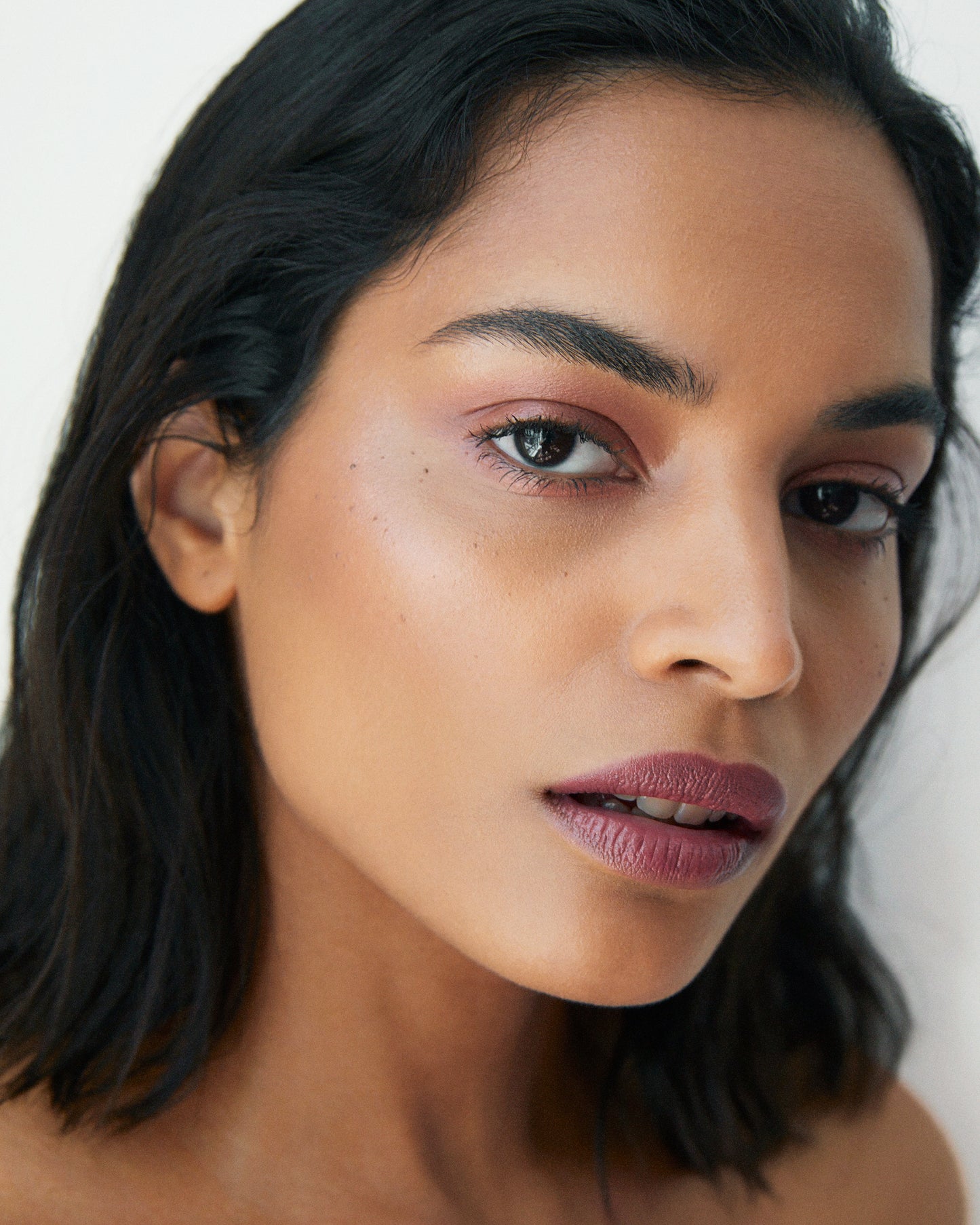 Close-up of a woman wearing the Manasi 7 Bronzelighter Roseate