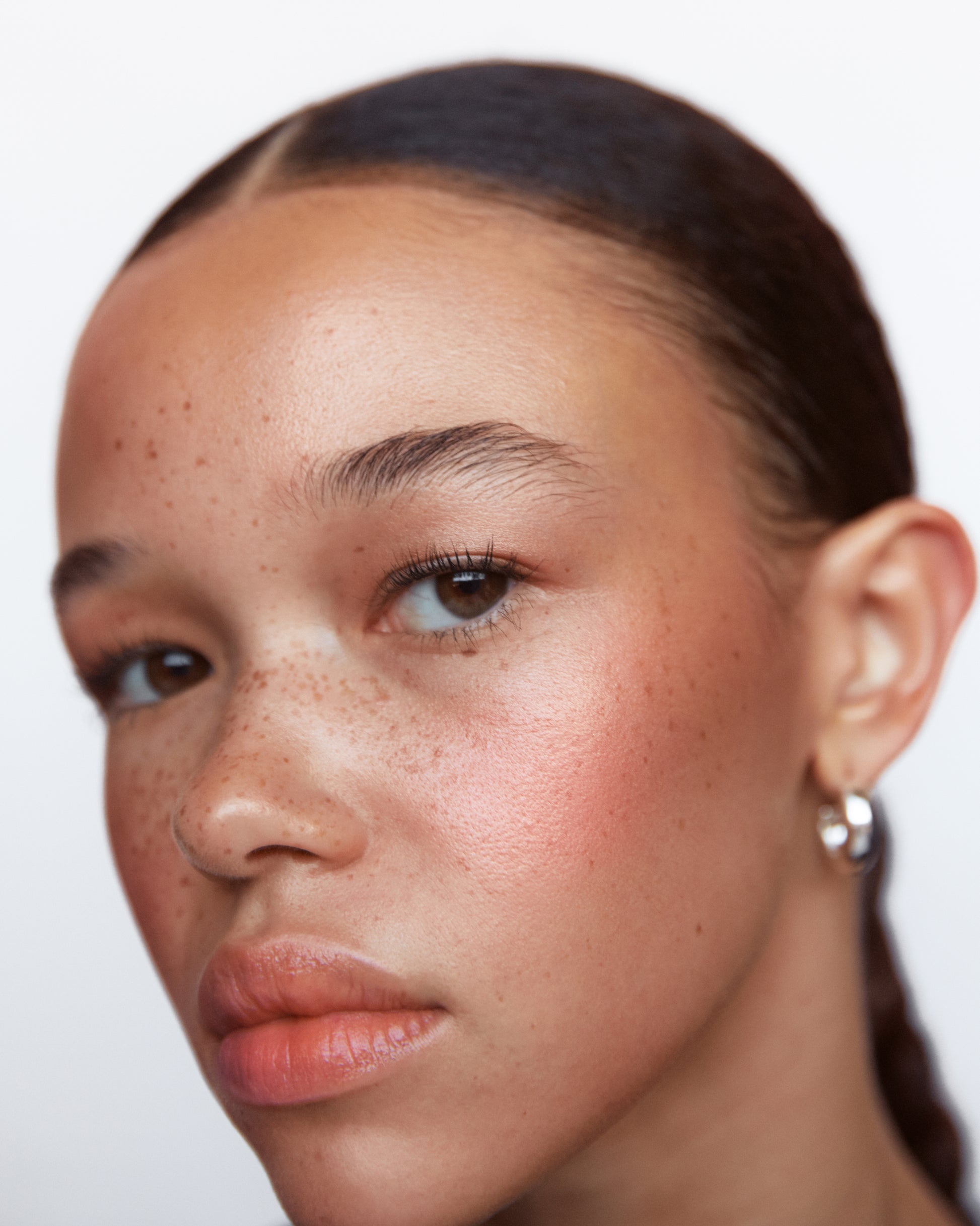 Close-up of a woman wearing the Manasi 7 Bronzelighter Roseate