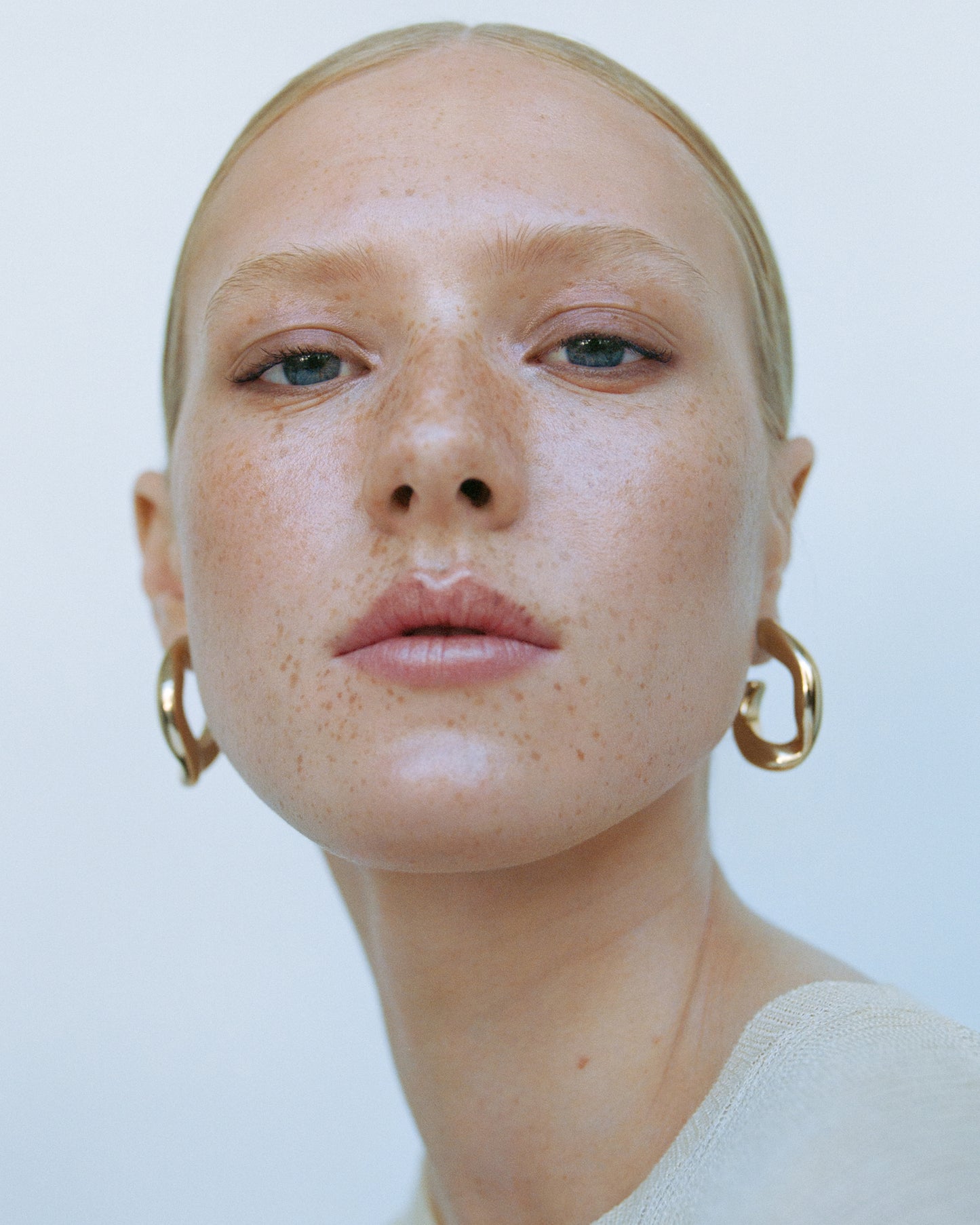 Close-up of a woman wearing the Manasi 7 Bronzelighter Roseate