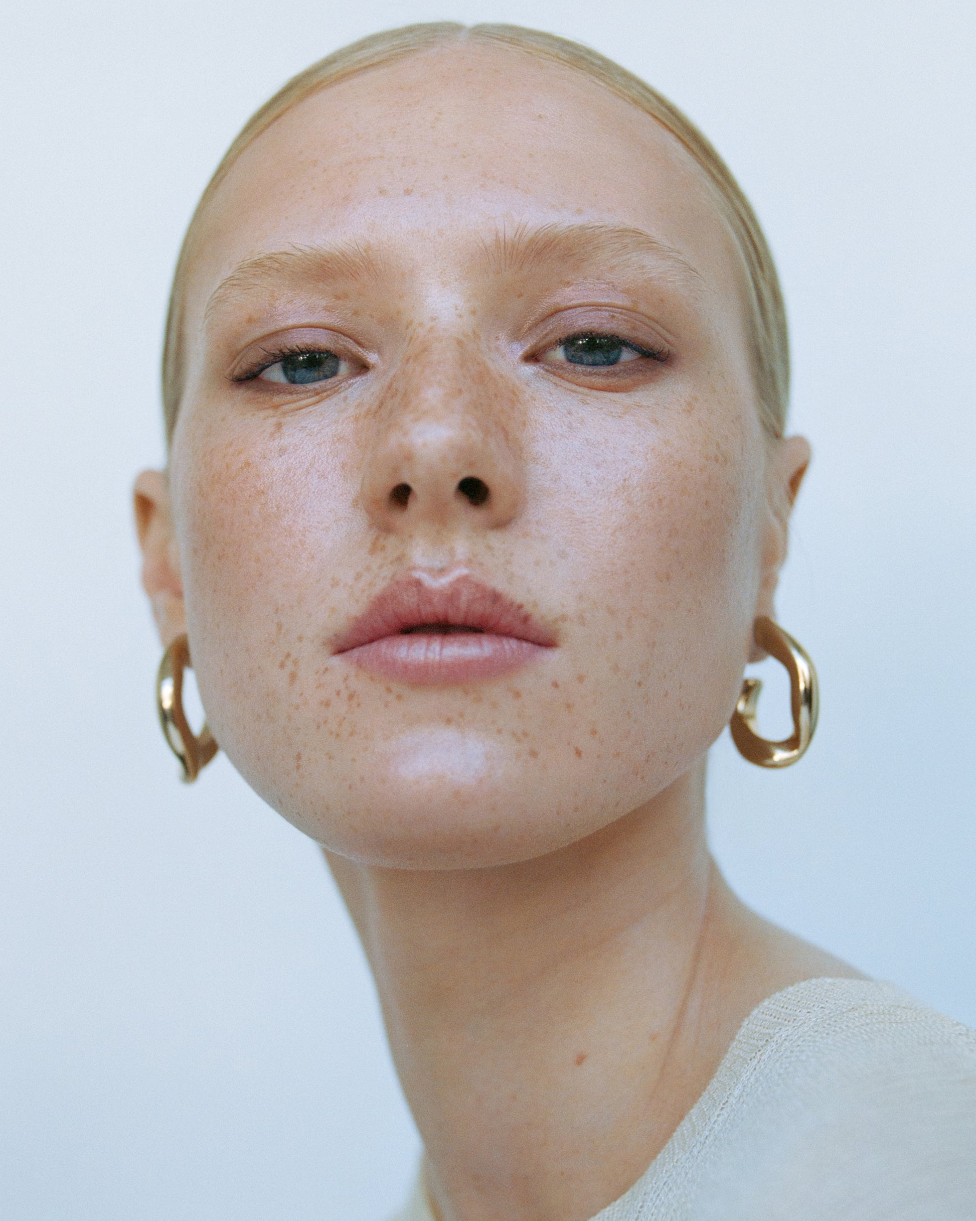 Close-up of a woman wearing the Manasi 7 Bronzelighter Roseate