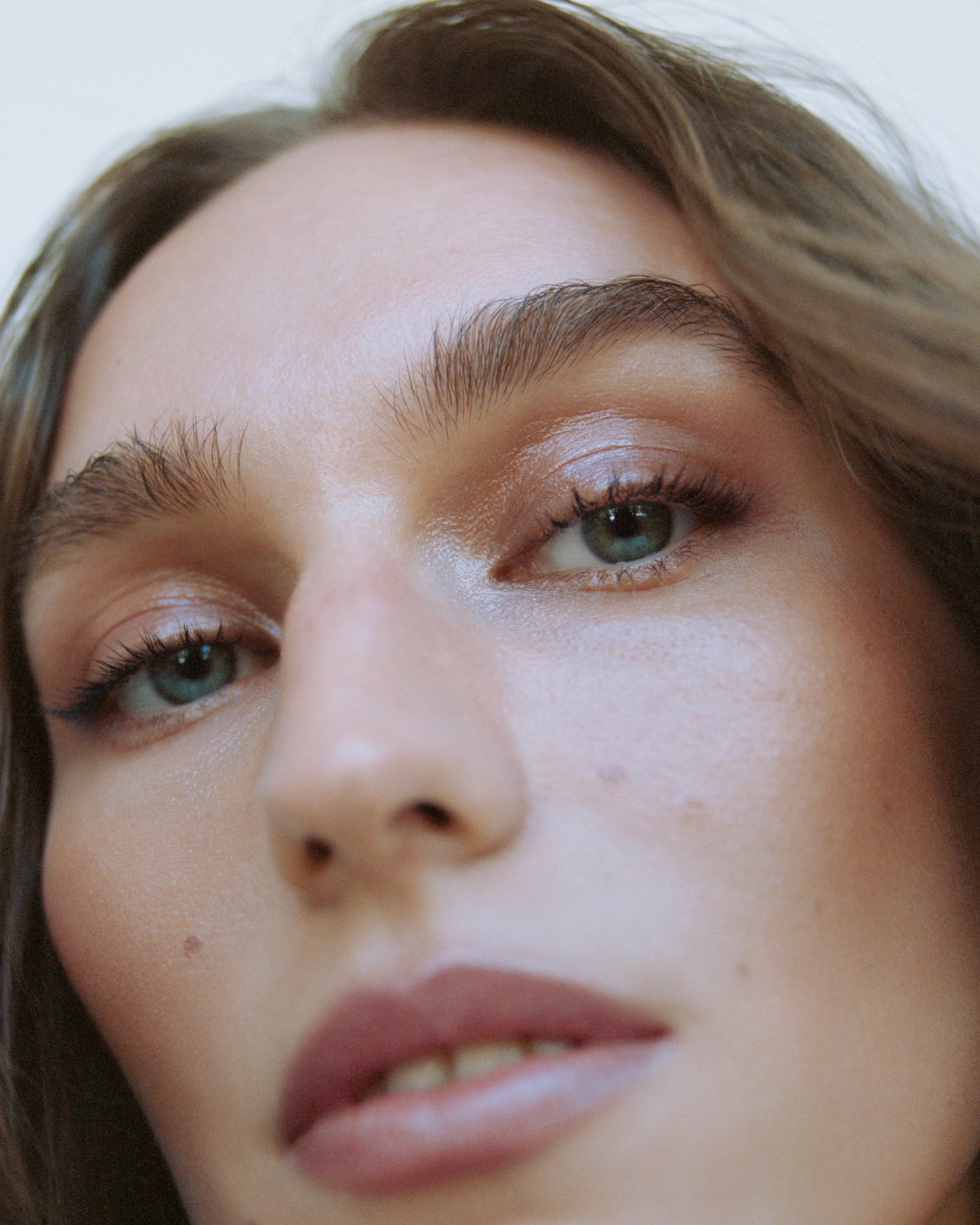 Close-up of a woman wearing the Manasi 7 Bronzelighter Roseate