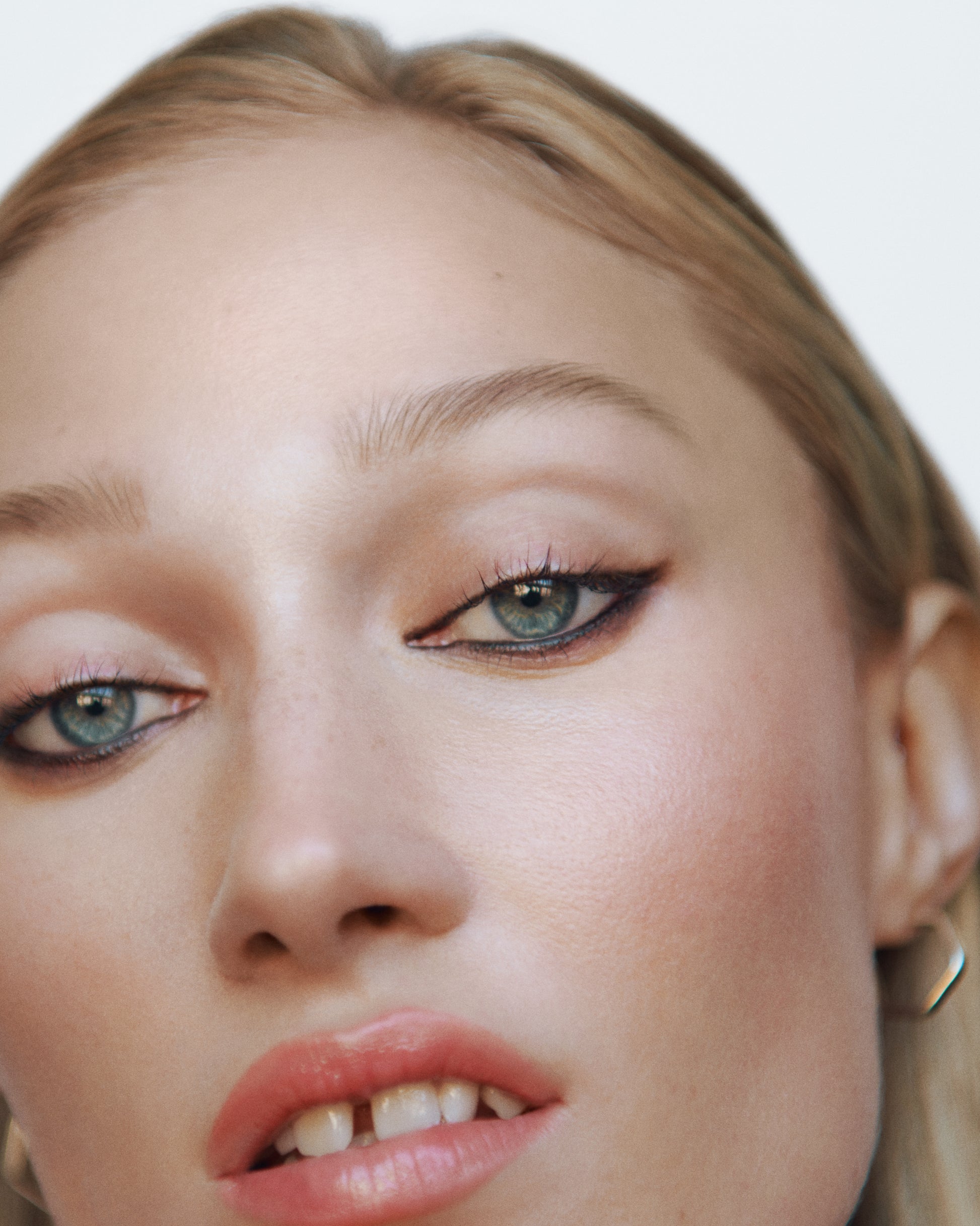 A woman wearing the Manasi 7 eye and lip definer in the shade petunia