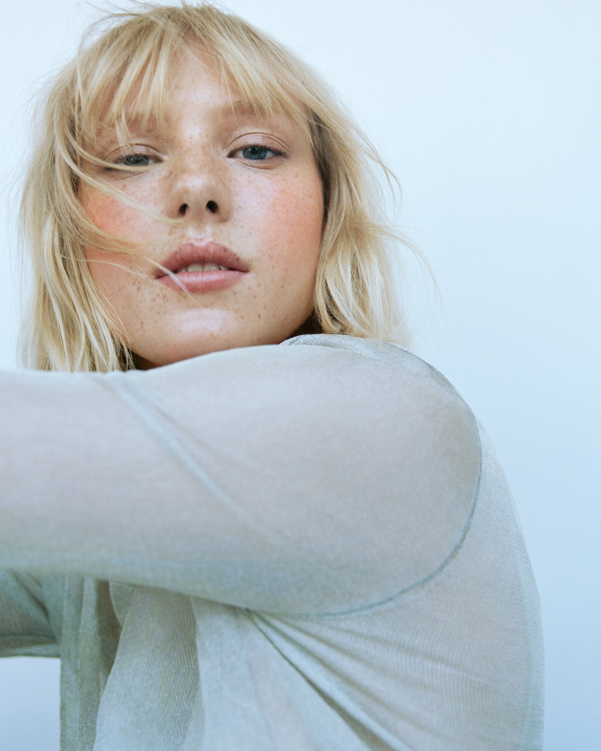 A woman wearing the Manasi 7  eye and lip definer in the shade ukiyo