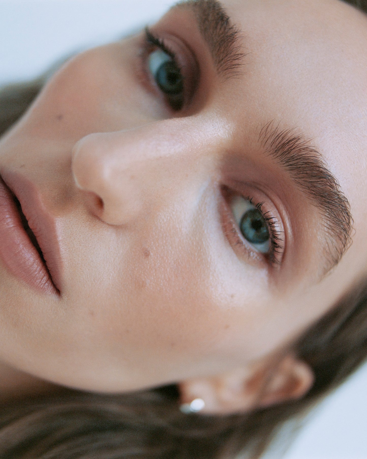 A woman wearing the Manasi 7  eye and lip definer in the shade ukiyo