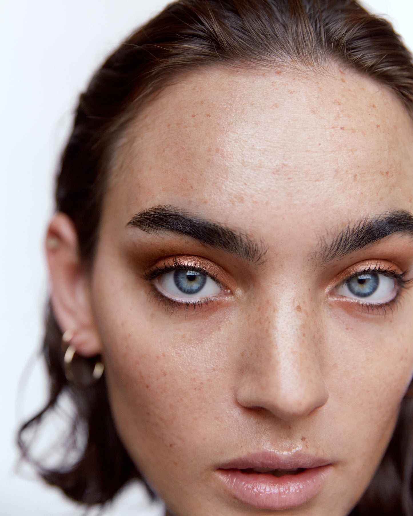 Close-up of a woman wearing the Manasi 7 Chaminade Eye glow Colour 