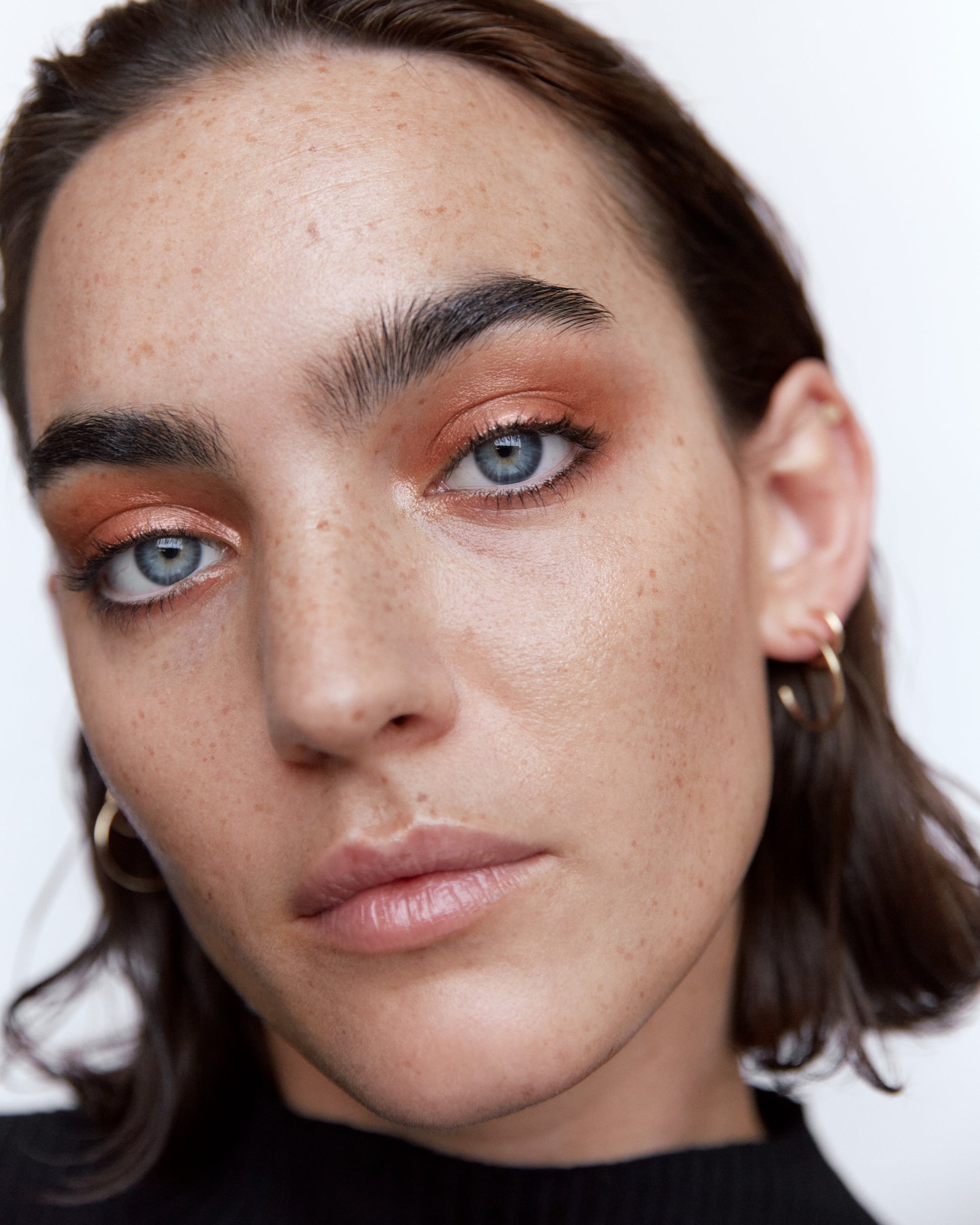 Close-up of a woman wearing the Manasi 7 Chaminade Eye glow Colour 