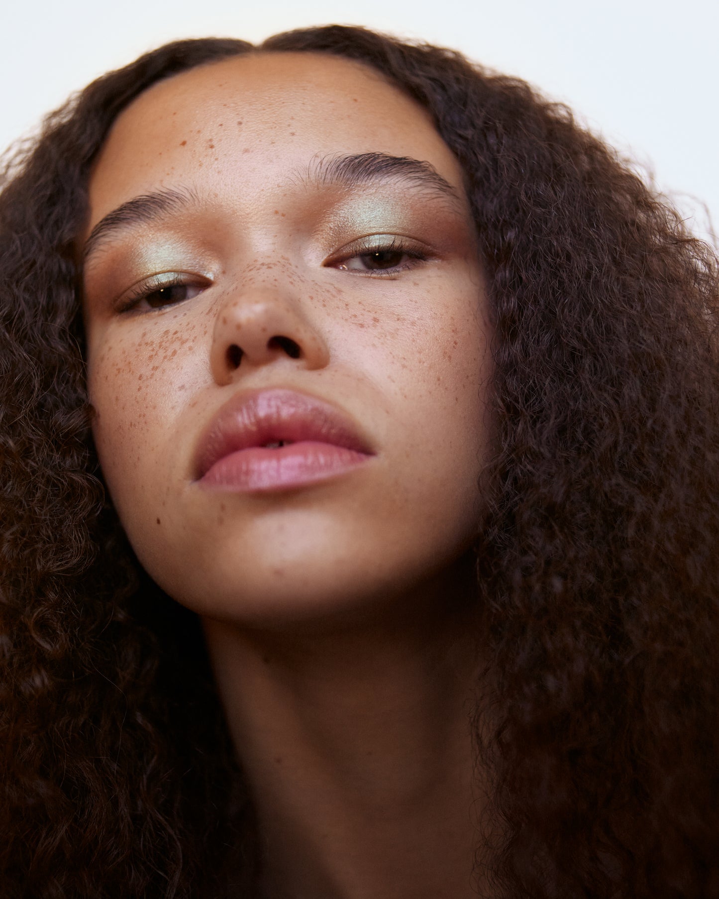 Close-up of a woman wearing the Manasi 7 Ochaya Eye glow Colour 